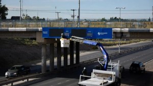 Habilitaron el pórtico más grande de Neuquén para leer patentes y velocidades en la antigua Ruta 22