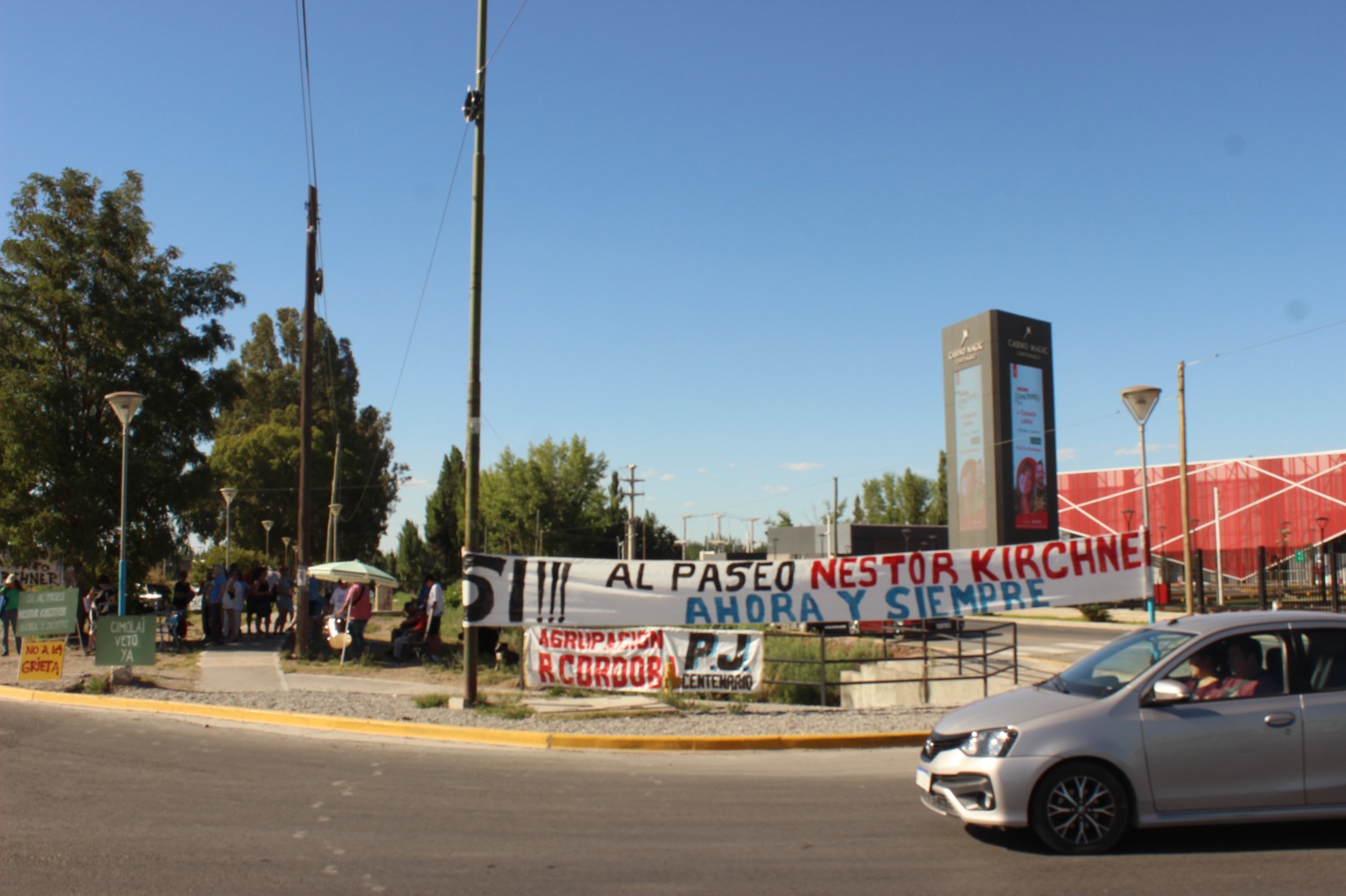 La volanteada se hizo en la zona donde el nuevo casino retiró el cartel que identificaba el paseo como presidente Néstor Carlos Kirchner (foto gentileza)