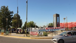 Protesta en Centenario: quitaron el nombre presidente Néstor Kirchner y piden el veto de la ordenanza