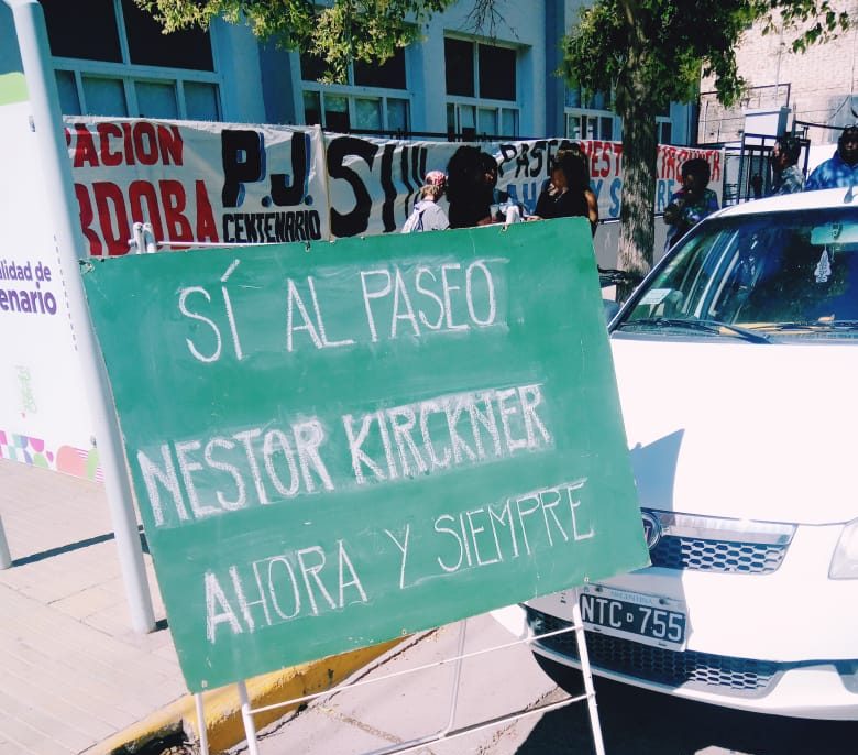 Vecinas y vecinos autoconvocados presentaron una nota y levantaron firmas en contra del renombramiento del paseo Presidente Néstor Kirchner en Centenario 