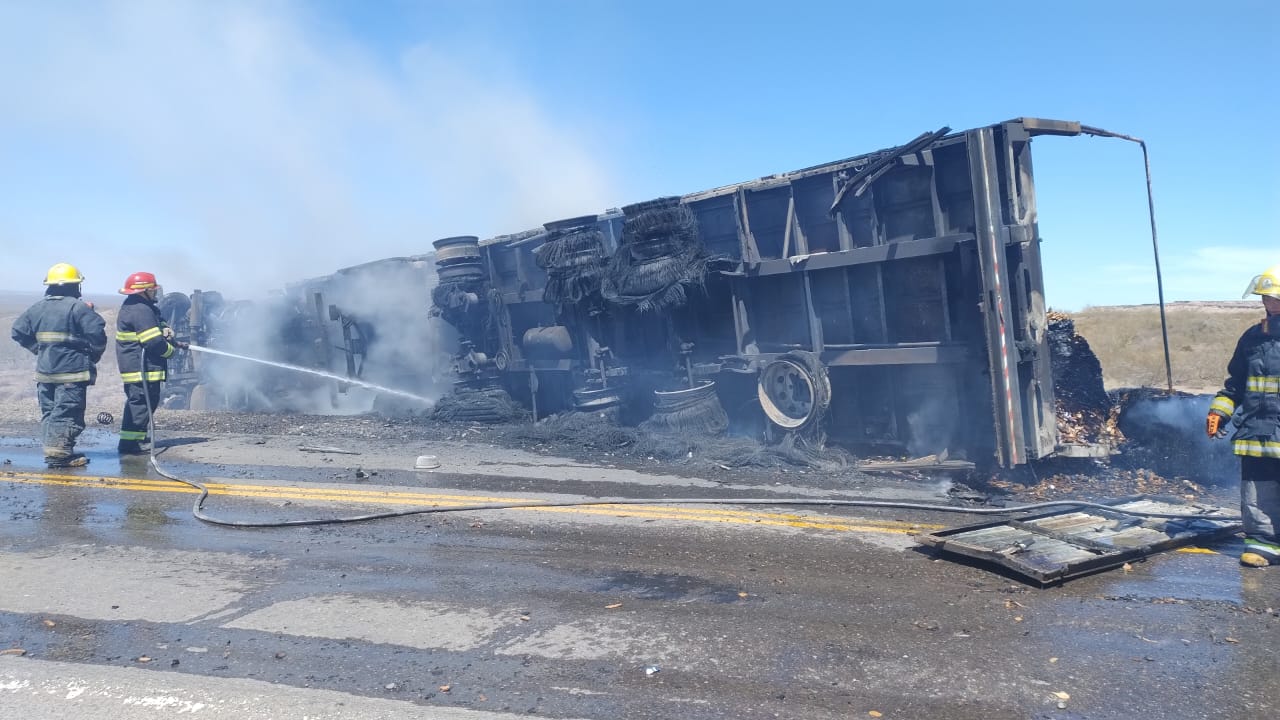 Se prendió fuego un camión cerca de Catriel: Foto: gentileza.