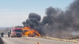 Vuelco e incendio de un camión en la Ruta 151, al sur de Catriel: el tránsito fue cortado