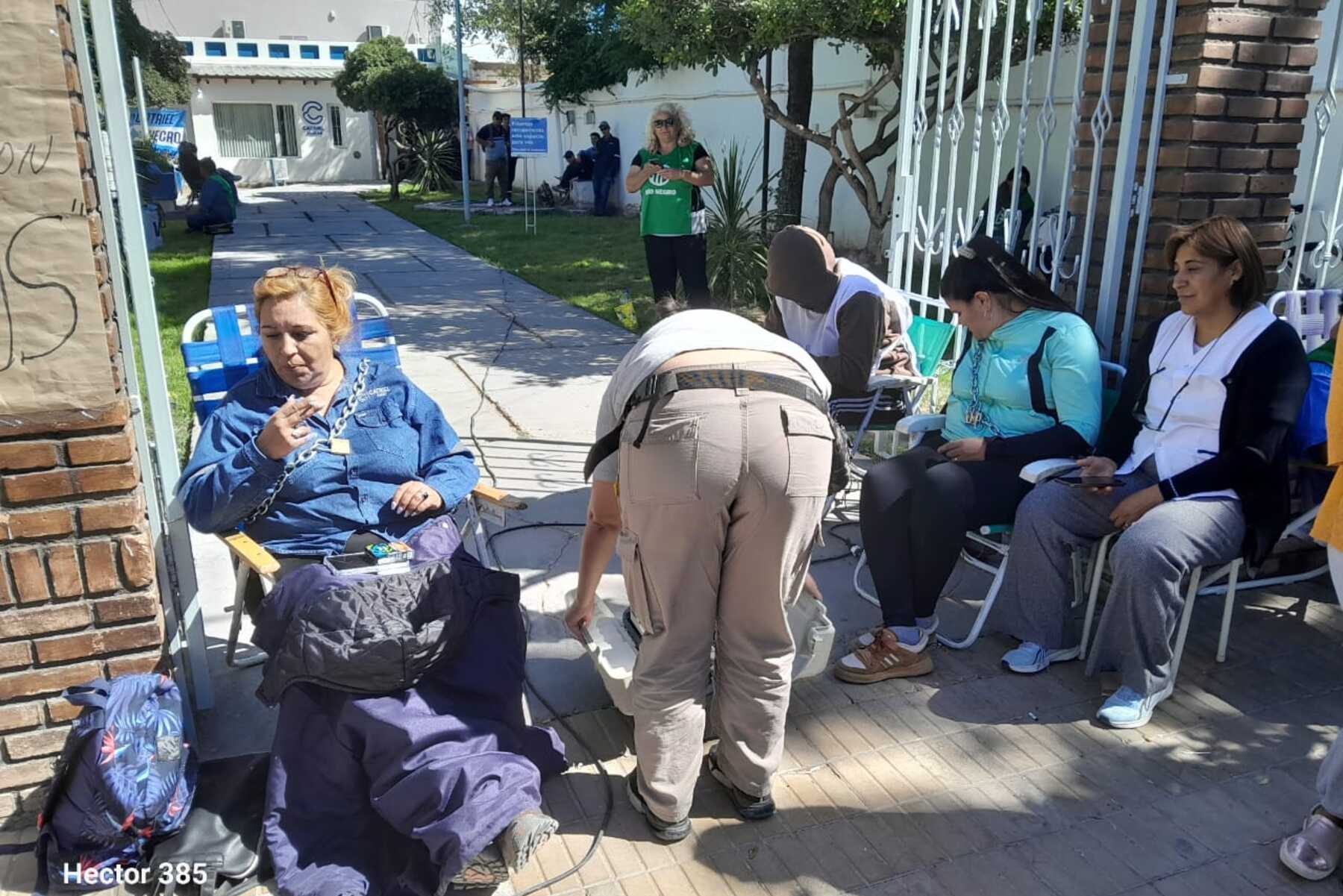 Los trabajadores despedidos se encadenaron en el municipio de Catriel. Gentileza