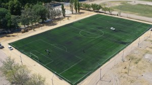 Inauguran la nueva cancha municipal de césped sintético en Roca