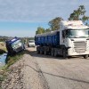 Imagen de Un camión cayó a un canal en Neuquén: hay corte en Crouzeilles