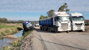 Un camión cayó a un canal en Neuquén: hay corte en Crouzeilles