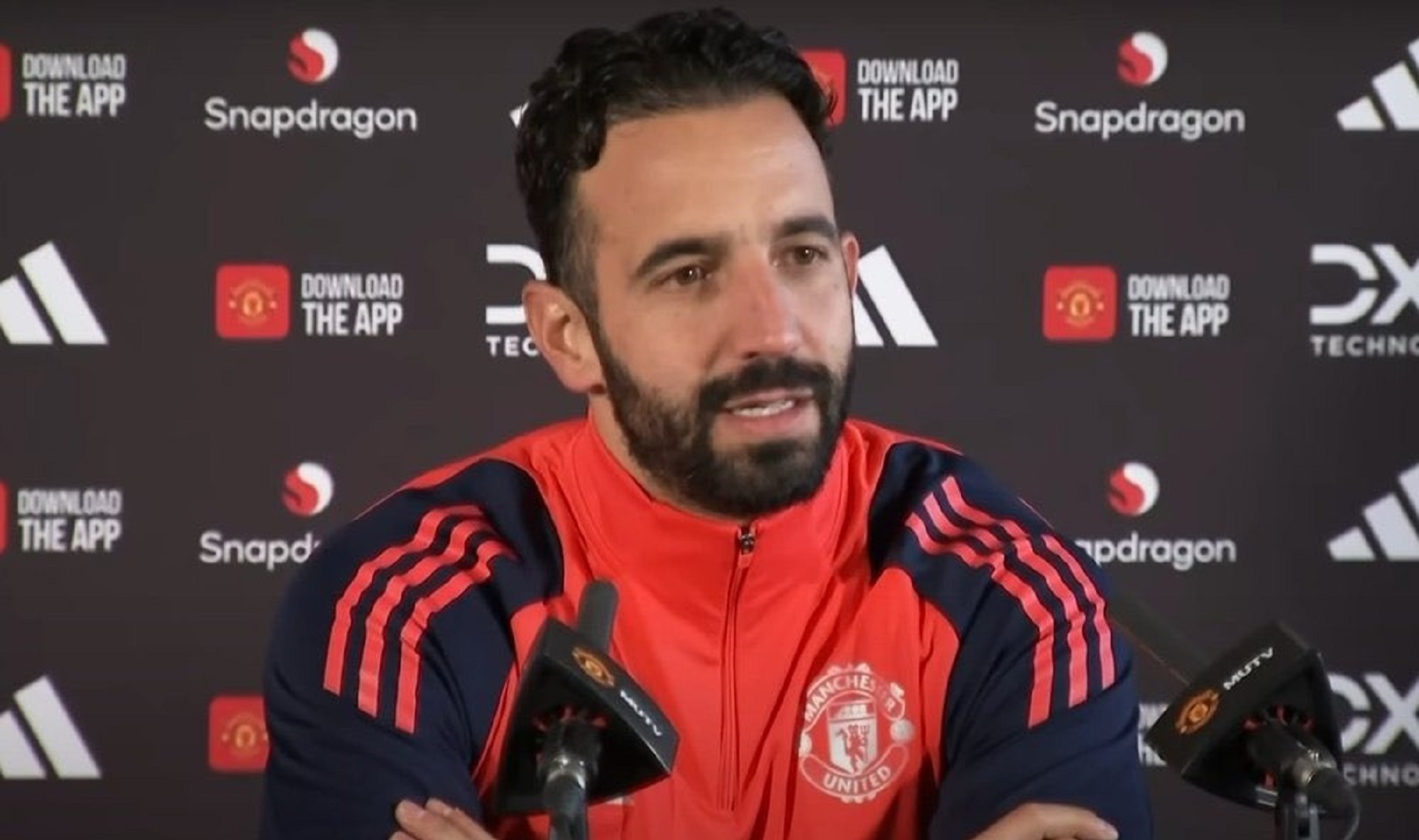 Ruben Amorim tuvo que suspender la conferencia en Manchester United.