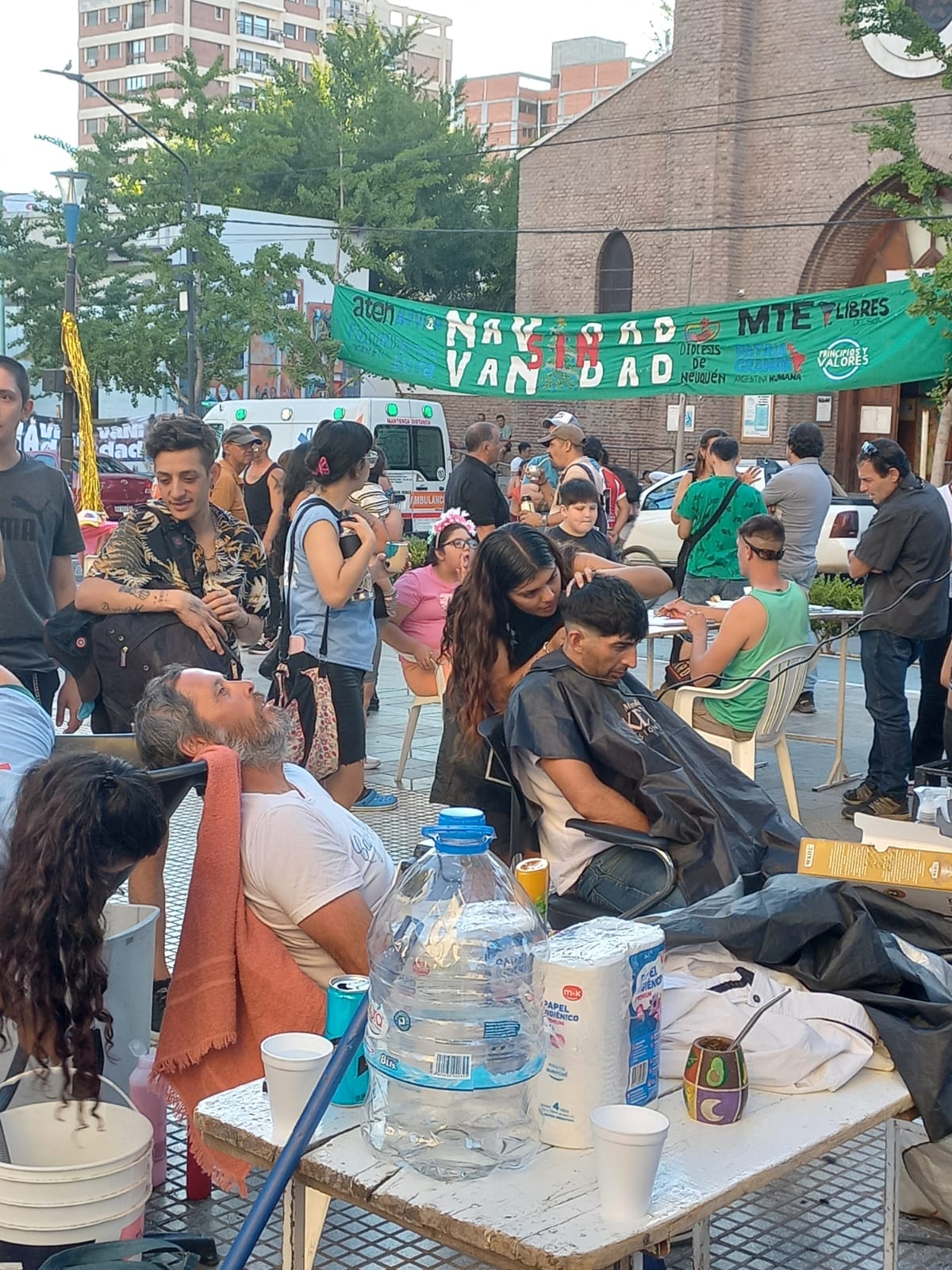 Voluntarios de la Patagonia organizaron una cena para más de 100 personas en situación de calle