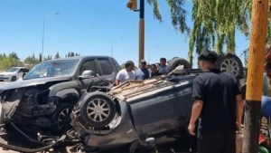 Violento choque y corte en la Ruta 22, cerca de Plottier: un herido grave derivado a Neuquén