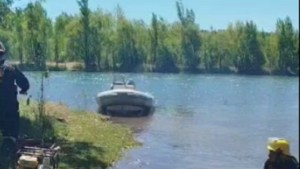 Incendio a la vera del río en Plottier: bomberos cruzan en lancha para combatir el fuego en una isla