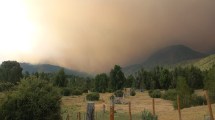 Imagen de Incendio en la zona sur del parque Nahuel Huapi: piden precaución al transitar por la Ruta 40