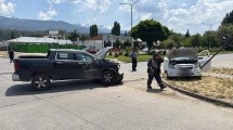 Imagen de Fuerte choque en pleno centro de El Bolsón: hay dos personas heridas