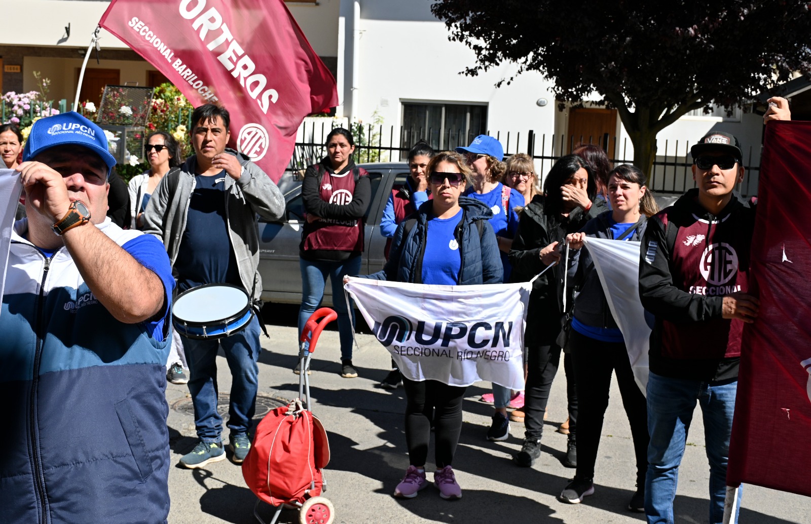 Los gremios estatales ATE y UPCN reclamaron por la continuidad laboral de los porteros de escuelas de Bariloche. Foto: Chino Leiva