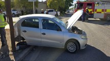 Imagen de Centenario: un auto con una mujer embarazada fue impactado por una camioneta y terminó contra un poste