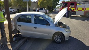 Centenario: un auto con una mujer embarazada fue impactado por una camioneta y terminó contra un poste