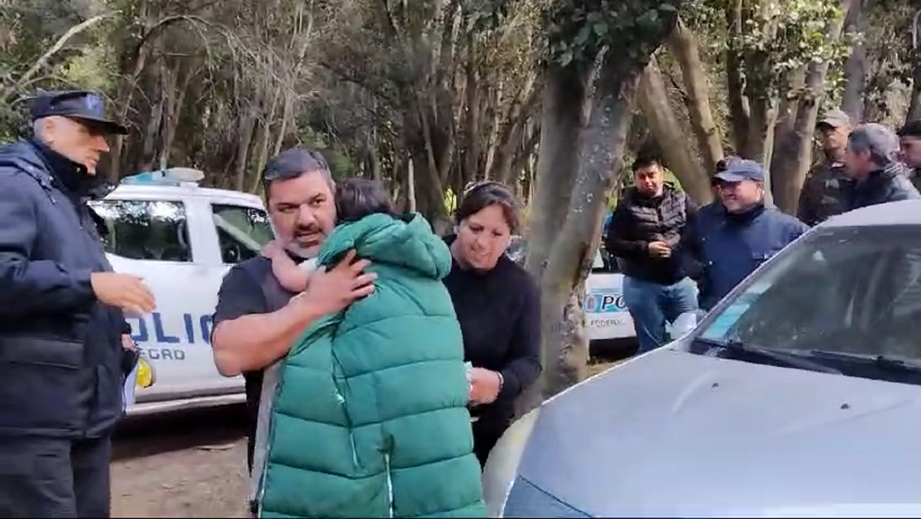 Bautista en los brazos de su rescatista, en Bariloche. (Captura)