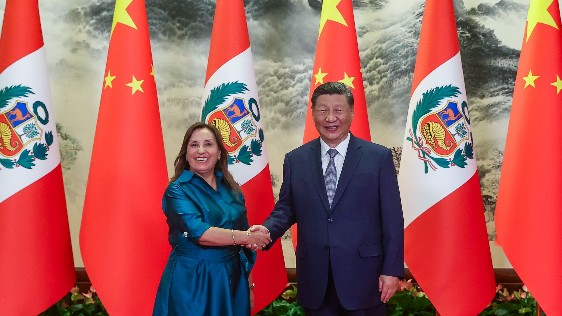 El presidente chino Xi Jinping junto a la mandataria de Perú, Dina Boluarte, en la inauguración del megapuerto hecho con inversiones del país asiático. 