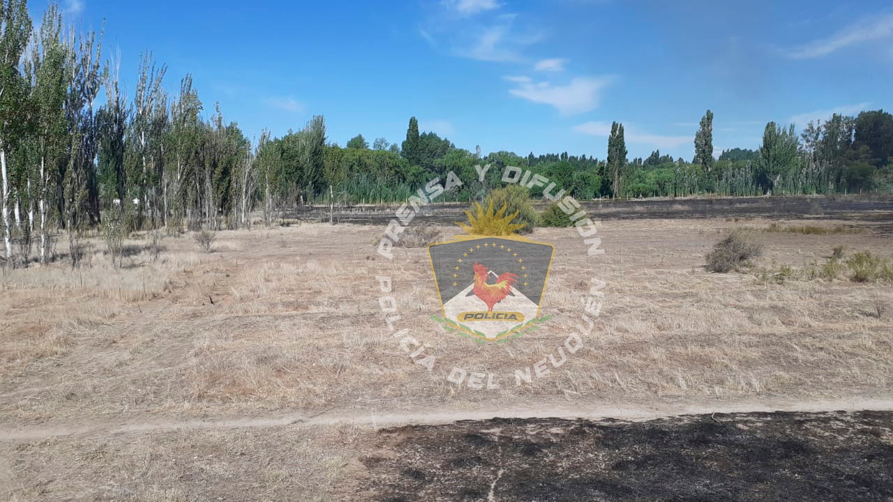 Intentaron limpiar un terreno con fuego y terminaron incendiando el área verde de un río