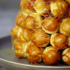 Imagen de Croquembouche: cómo hacer la torre de profiteroles caramelizada de Bake Off Famosos