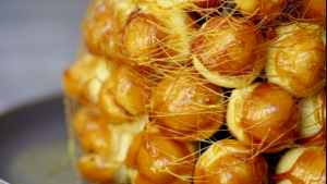 Croquembouche: cómo hacer la torre de profiteroles caramelizada de Bake Off Famosos