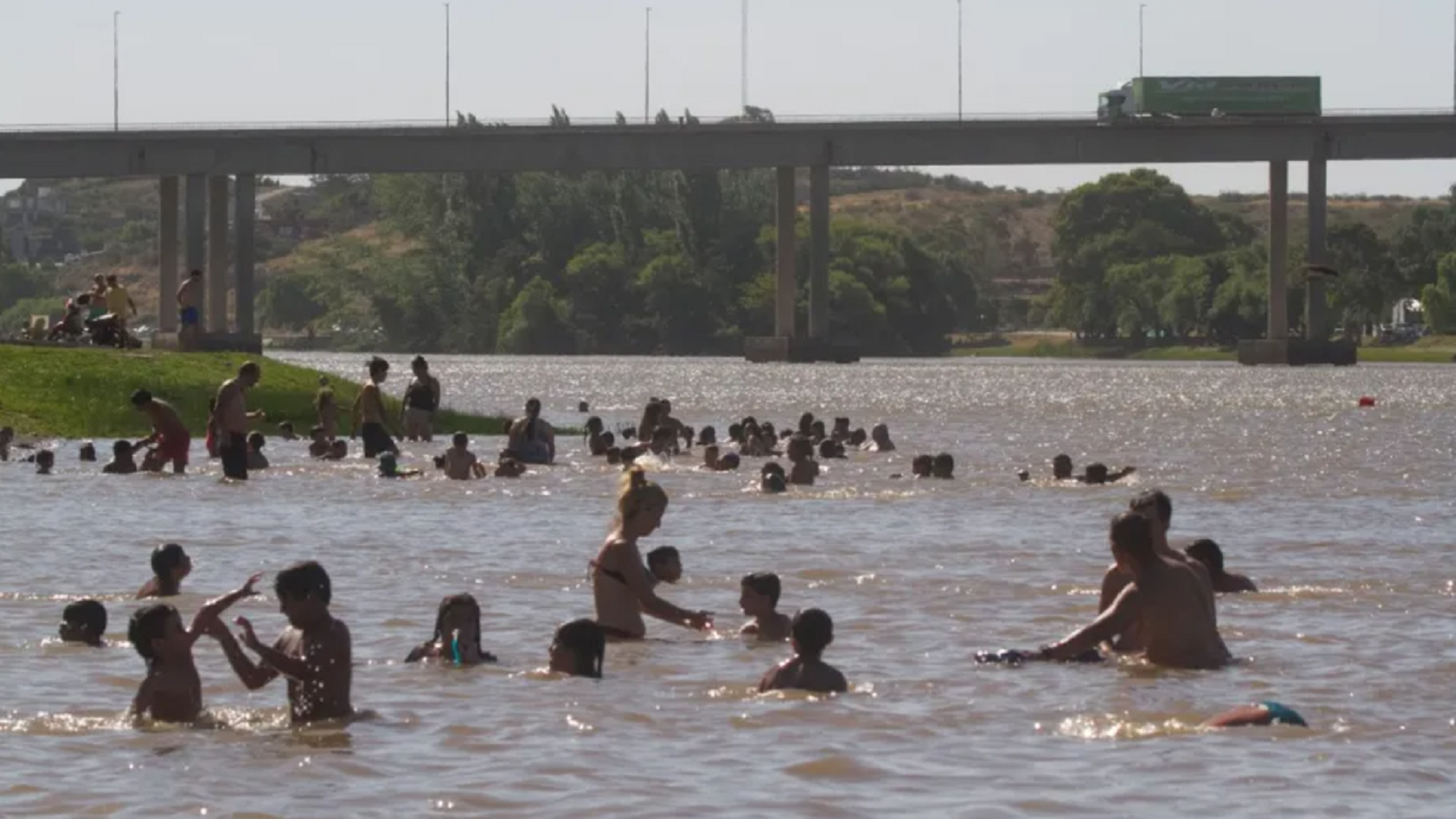 Dramático rescate de un niño que se ahogaba en el río Negro en Viedma. Foto: archivo Pablo Leguizamón. 