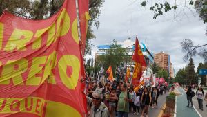 Marcharon en el centro de Neuquén en defensa de la «posibilidad de manifestarse públicamente»