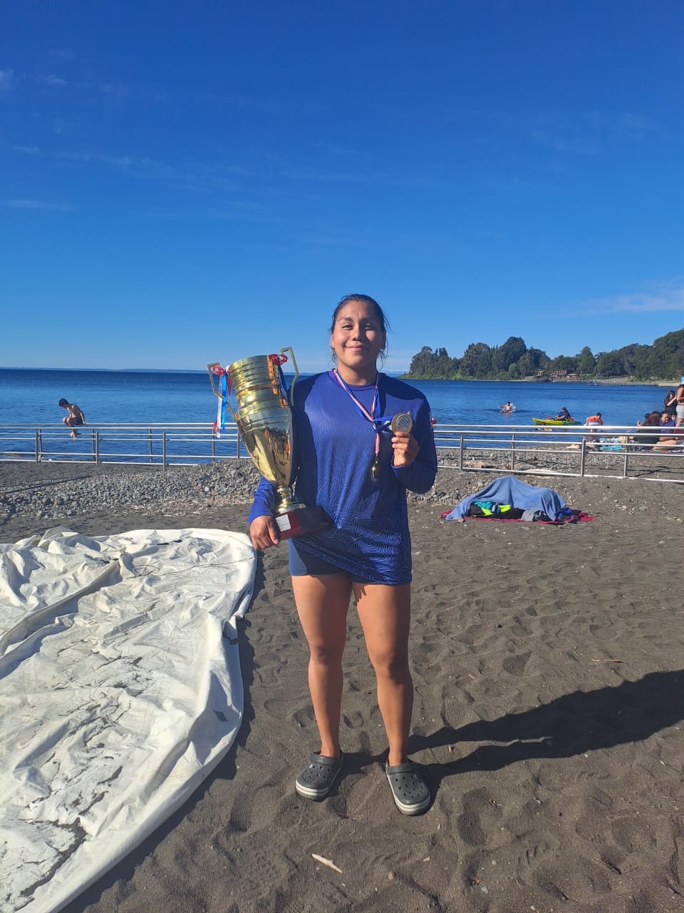 Mayte Puca se quedó con el trofeo del 1º Desafío Binacional de Aguas Abiertas, en Chile. (Foto: Gentileza)