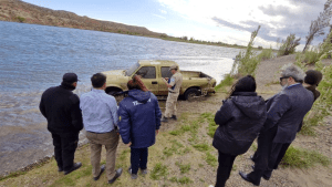 Misterioso hallazgo en Senillosa: encontraron una camioneta vacía en medio del río Limay