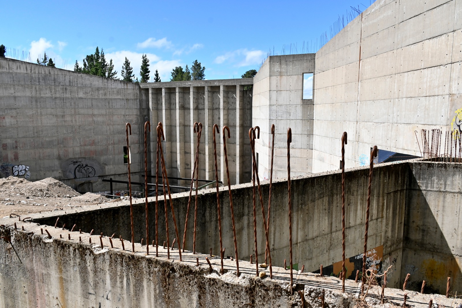 El gigantesco edificio demandó una cuantiosa inversión a comienzos de los años 80, y permanece abandonado. (Alfredo Leiva)