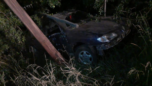 Perdió el control en la colectora de la Ruta 22 y chocó contra un poste de luz, en Chichinales