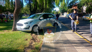 Impactó a una mujer, a su bebé y a otros dos niños tras chocar contra otro auto en Neuquén