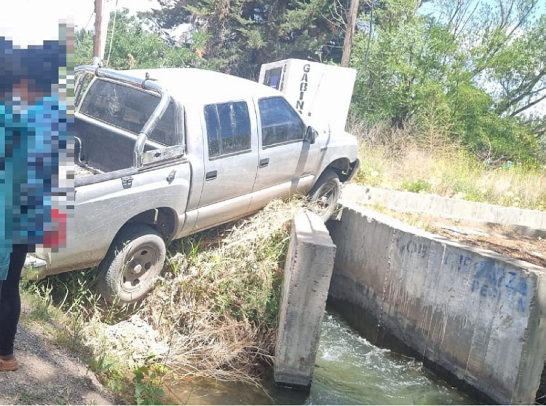 Conducía ebrio y quedó colgado en un canal de riego. Foto: Centenario Digital. 