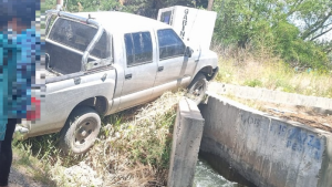 Conducía con 2,47 de alcohol en sangre, perdió el control y quedó colgado en un canal de Centenario