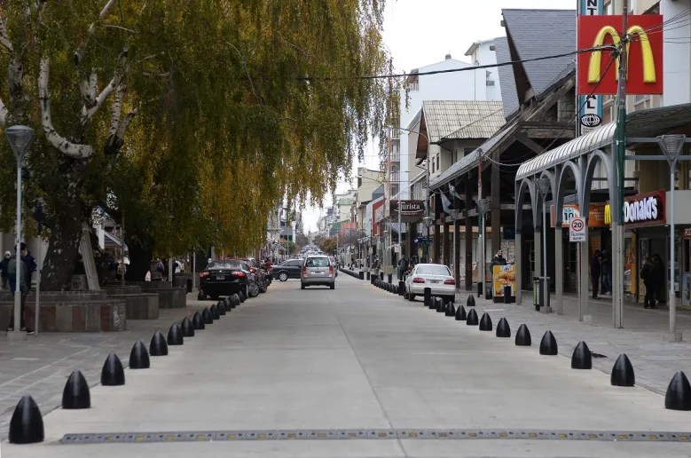 Si la ordenanza es aprobada el municipio permitirá más obras en altura sobre calle Mitre y otras de la zona céntrica. (archivo)