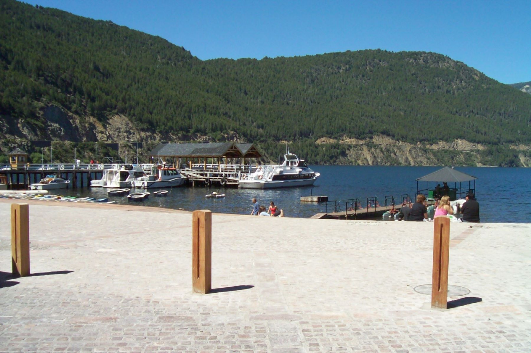 Se rehabilitó el uso de la costanera del lago Lacar, para este verano. Foto: Gentileza Municipio de San Martín de los Andes. 