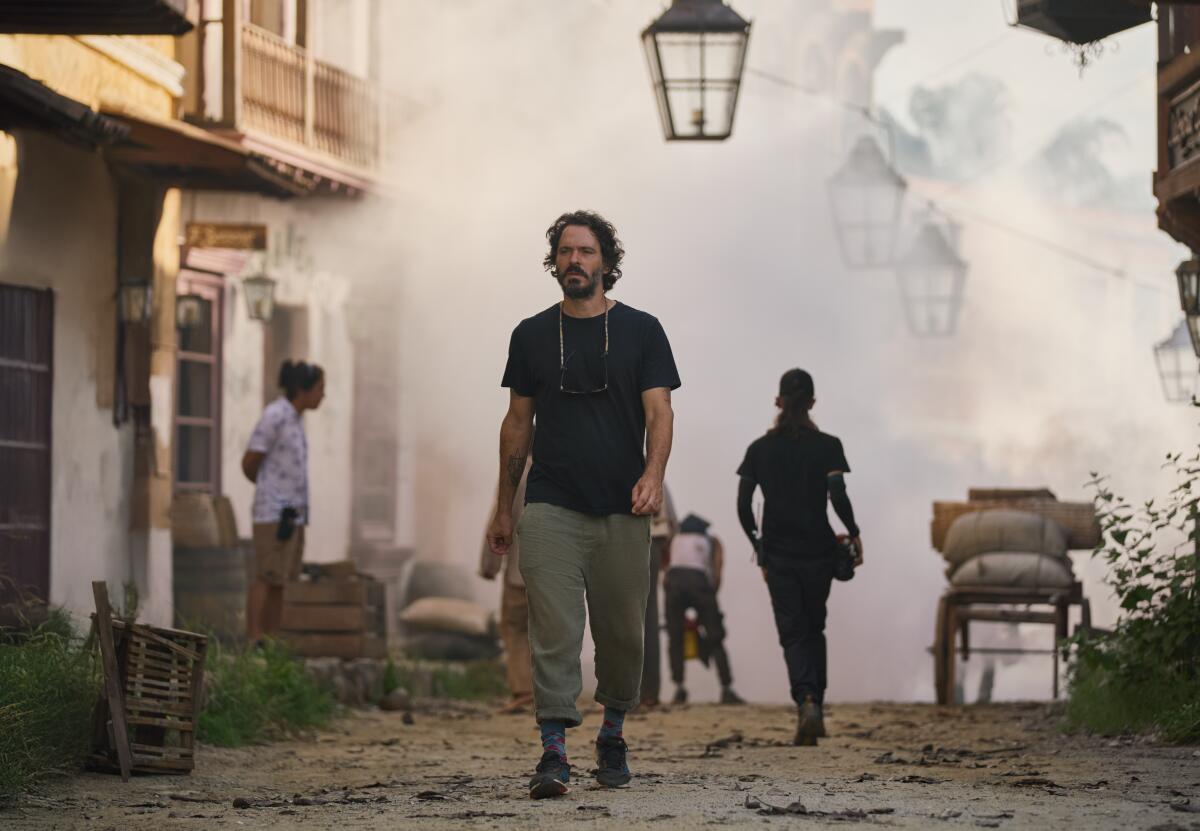 De paseo por Macondo. Alex García López recorre una de las locaciones en que fue filmada la serie producida por Netflix.