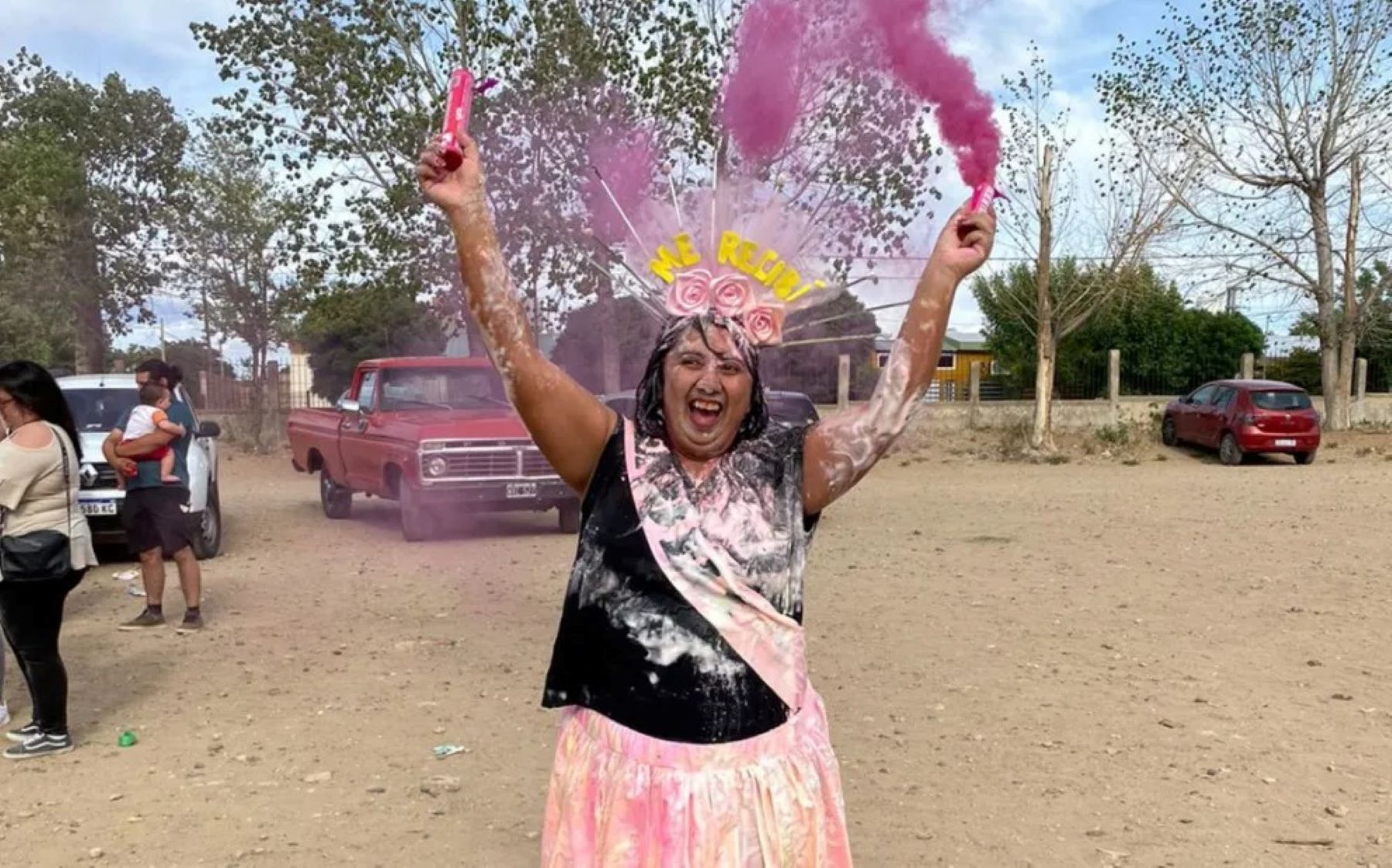 Eliana se recibió de maestra  y festeja. Foto: gentileza