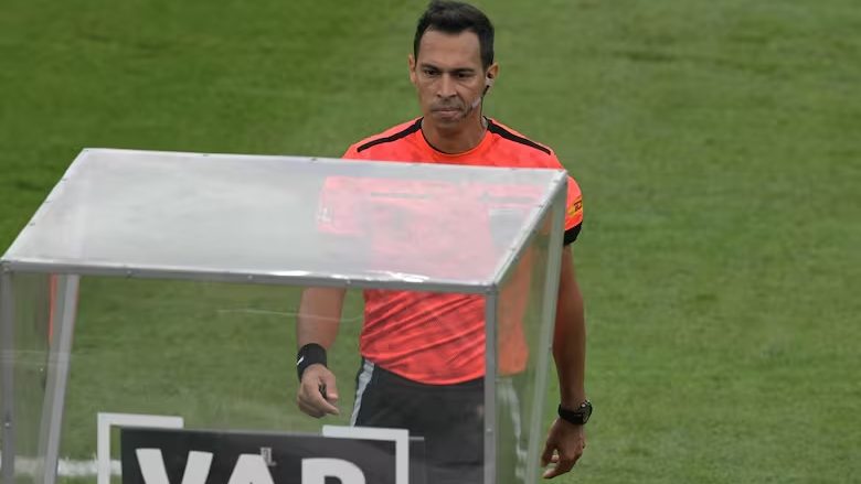 Atlético Mineiro apunto contra la terna arbitral de la final de la Copa Libertadores.