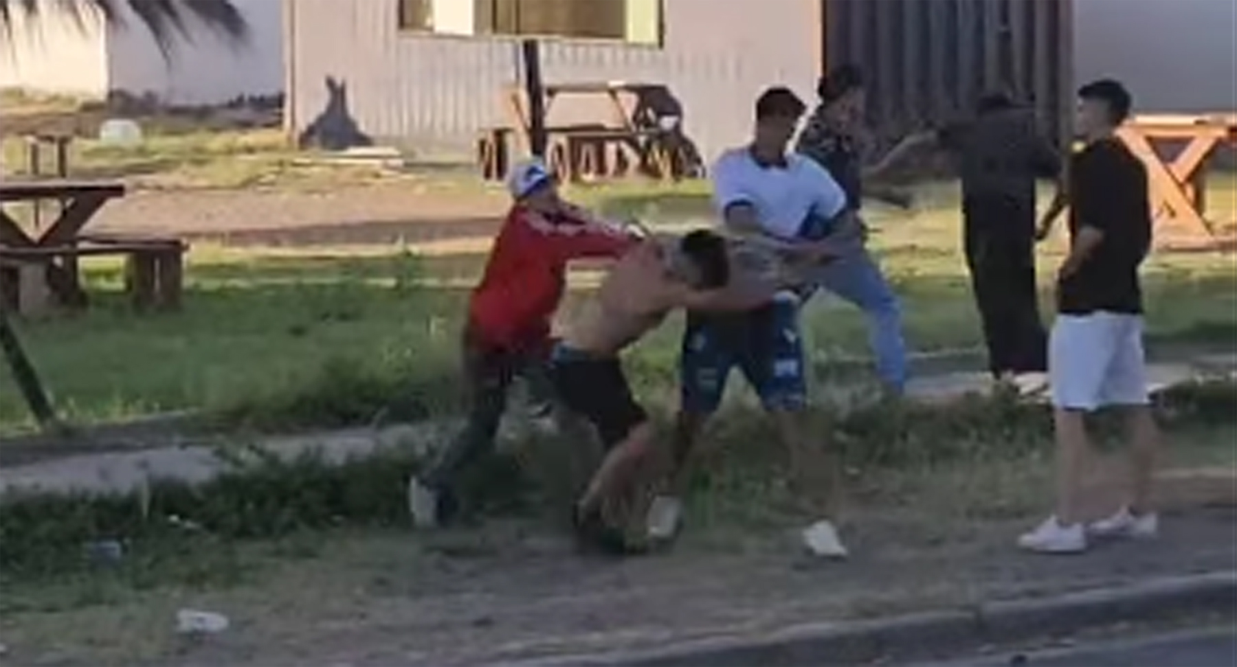 Un video registró el violento enfrentamiento entre los jovenes. (Captura)