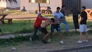 Brutal pelea a la salida de un boliche de Plottier: un joven internado tras una patada en la cabeza