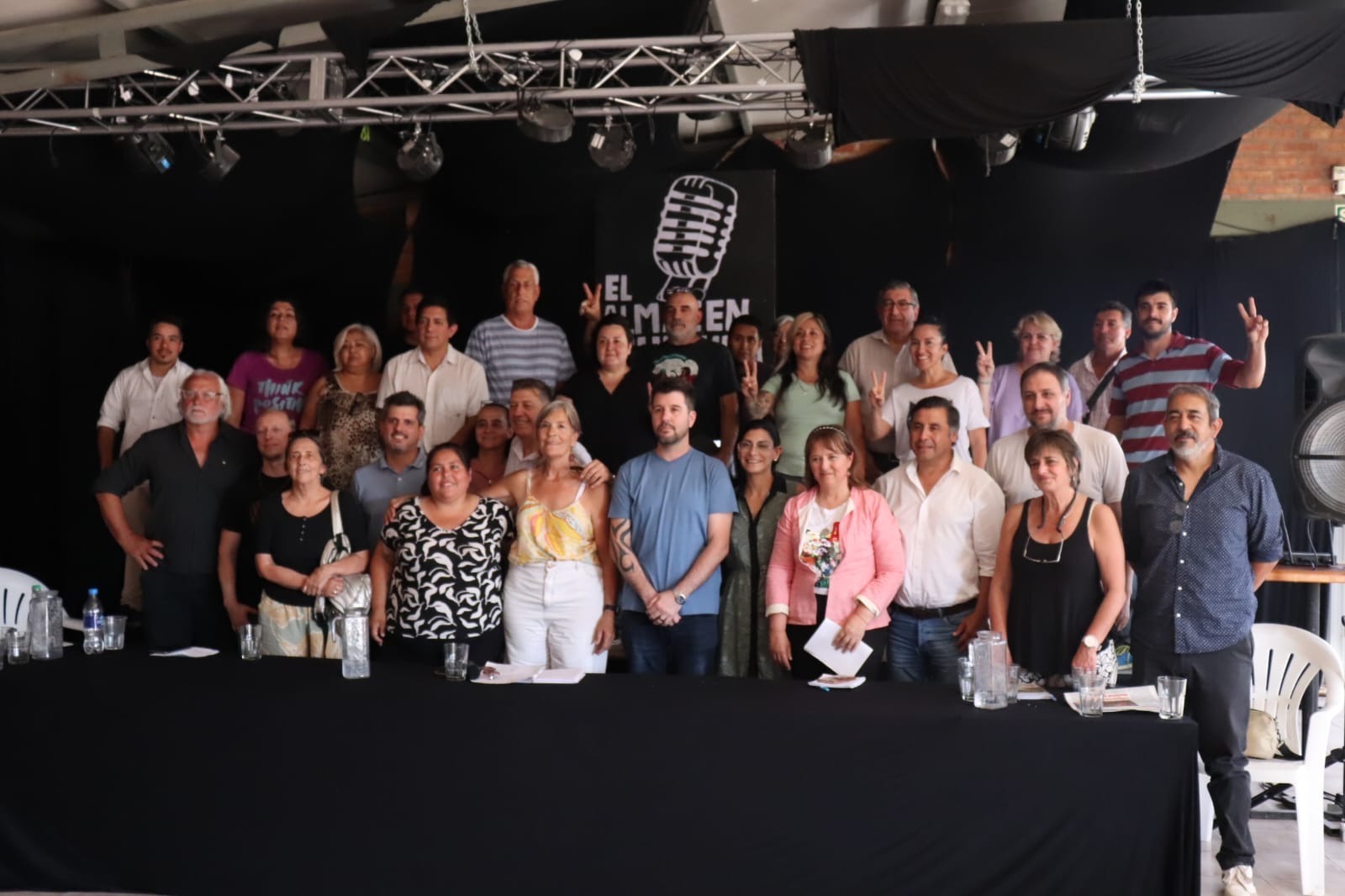 Los distintos dirigentes presentes en Cipolletti que respondieron a la convocatoria del "frentismo peronista" . Foto Gentileza