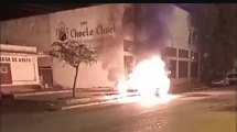 Imagen de Video | Impactante: fueron a una fiesta de egresados en Luis Beltrán y se les prendió fuego el auto