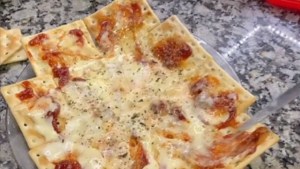 ¡Polémico! Cómo hacer una pizza sin amasar y con galletitas