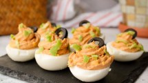 Imagen de 3 ideas fáciles de cómo hacer huevos rellenos para disfrutar en estas Fiestas