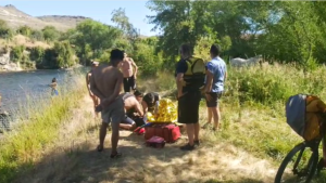 Dos jóvenes de Zapala fueron rescatados de la correntada en el río Chumehuín: estaban agarrados de una rama