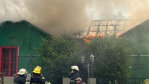 Se prendió fuego un patrimonio arquitectónico de San Martín de los Andes: reportaron daños totales