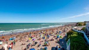 Verano en colectivo: el destino de playa más barato, los precios a Las Grutas, Puerto Madryn y más