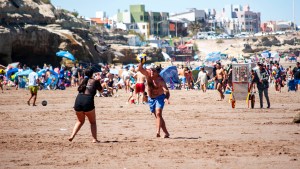 Las Grutas registró 95% de ocupación en Año Nuevo: mirá los precios en la playa y de los alojamientos