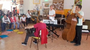 Es pianista, encontró su lugar en Neuquén y su pasión lo llevó a enseñarles tango a las infancias