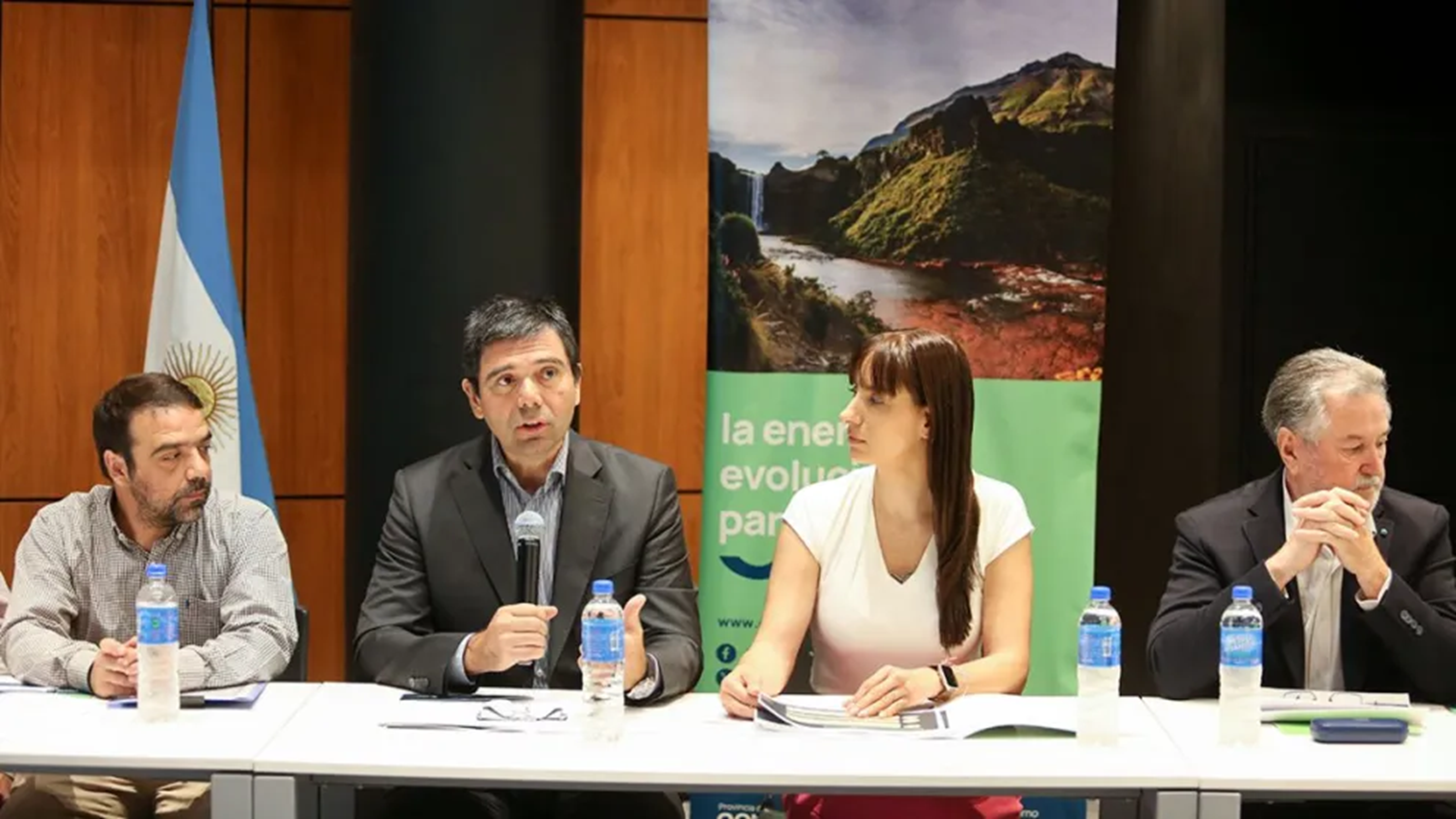 El ministro Gustavo Medele junto a la secretaria de Ambiente Leticia Esteves (Neuquén Informa)